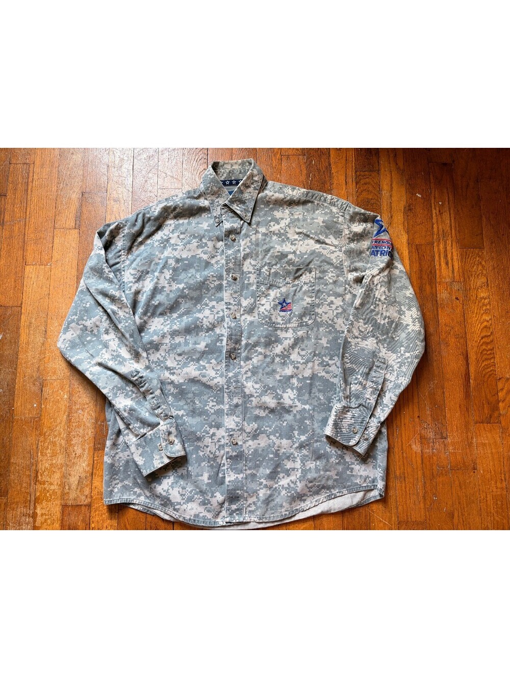Wrangler National Patriot Digital Camo Long Sleeve Button Up Men's Large